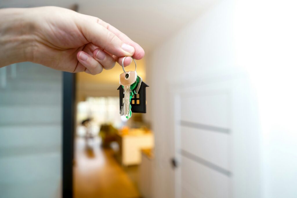 A person holds the keys to their home.